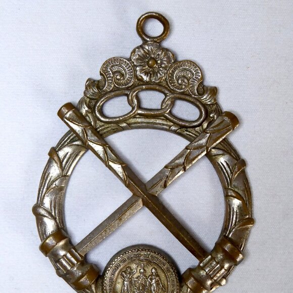 VINTAGE IOOF ODD FELLOWS MASONIC DOUBLE GAVEL PENDANT MEDAL - Picture 2 of 8